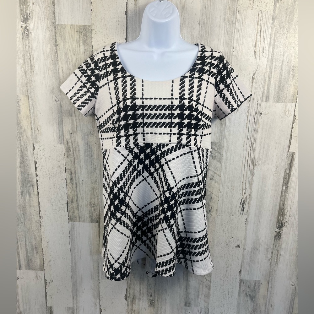 Motherhood Maternity short sleeve Blouse Plaid Black & white size small
